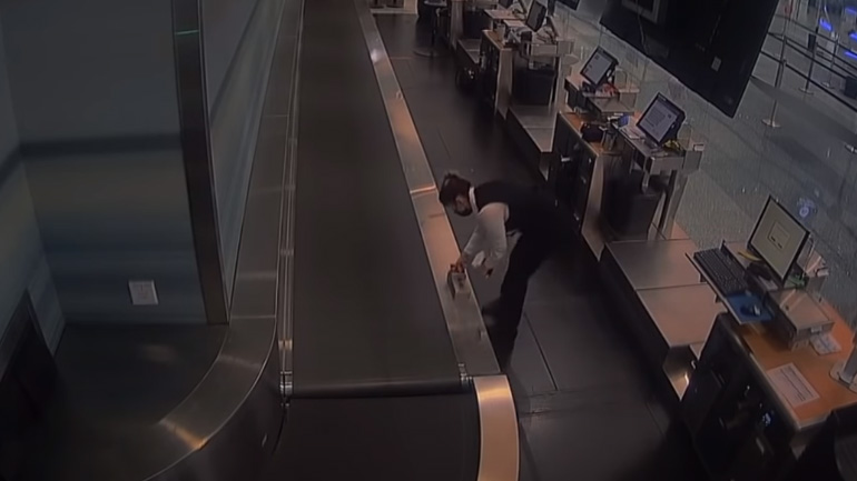 Ένα παιδί στον διάδρομο αποσκευών ενός αεροδρομίου