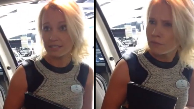 Επαγγελματίας πωλήτρια αυτοκινήτων