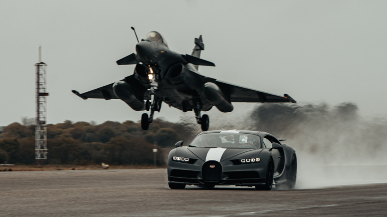 Απίστευτη κόντρα μεταξύ της Bugatti Chiron και του μαχητικού Rafale