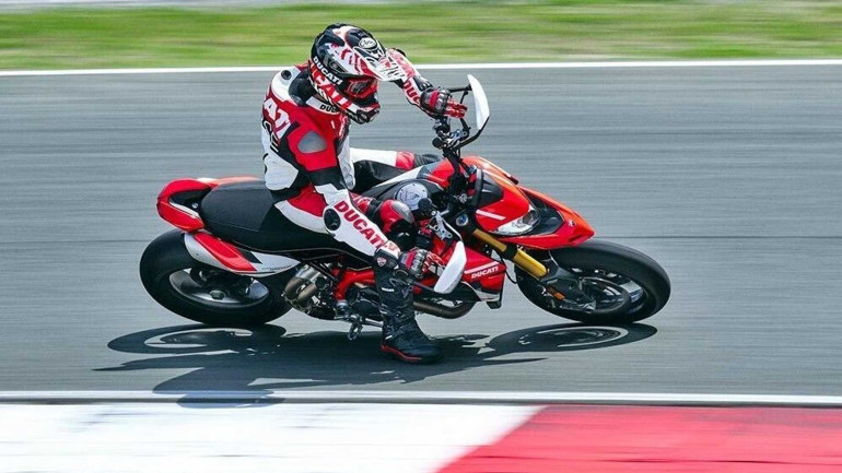 Στρίβει, φρενάρει, κάνει σούζα και ντριφτάρει... τι άλλο να ζητήσει κανείς από ένα όπλο διασκέδασης.