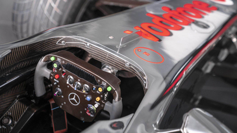 Αυτό το τιμόνι το κράταγε ο 7 φορές Παγκόσμιος Πρωταθλητής Lewis Hamilton.