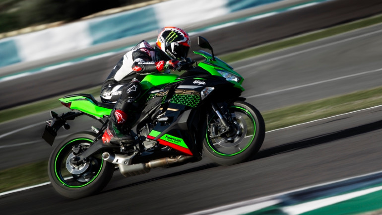 Το ZX-25R είναι ξεκάθαρα μοτοσικλέτα πίστας, το ZX-4R ίσως να είναι πιο φιλικό στο δρόμο.