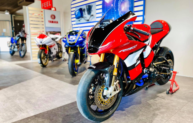 Θυμίζει έντονα αγωνιστική μοτοσικλέτα της Moto2 κατηγορίας του MotoGP.