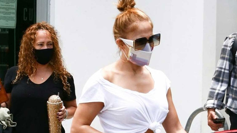 Jennifer Lopez: Με crop top και πολύχρωμο κολάν στο Μαϊάμι