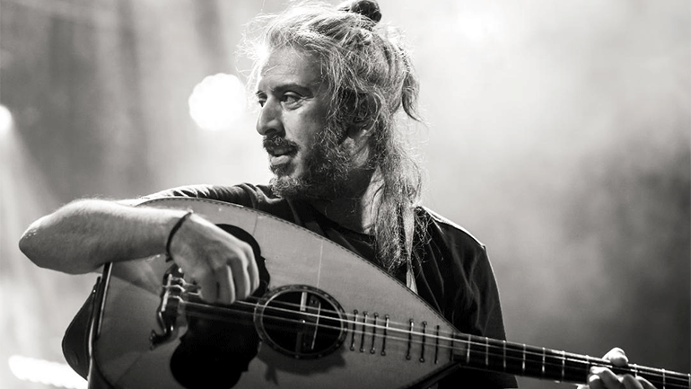 Ο Γιάννης Χαρούλης στο Κατράκειο Θέατρο Νίκαιας