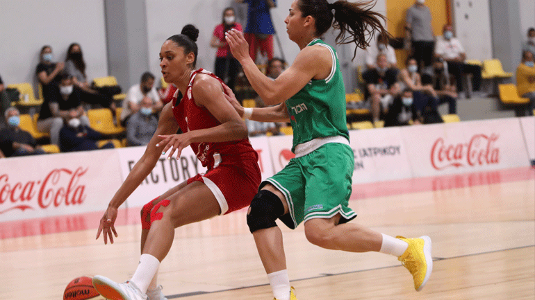 Προβάδισμα στους τελικούς της Α1 μπάσκετ γυναικών για τον Ολυμπιακό, 73-58 τον Παναθηναϊκό