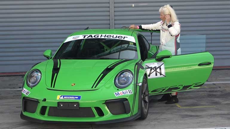 Η σούπερ γιαγιά με την πανίσχυρη Porsche 911 GT3 RS