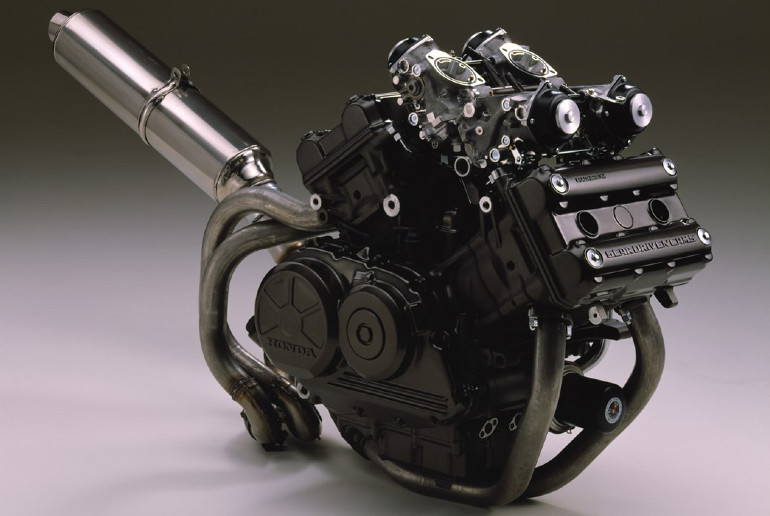 Ο κινητήρας ήταν V4 748 κ.εκ. με απόδοση 118 ίππους στις 11.000 σ.α.λ.