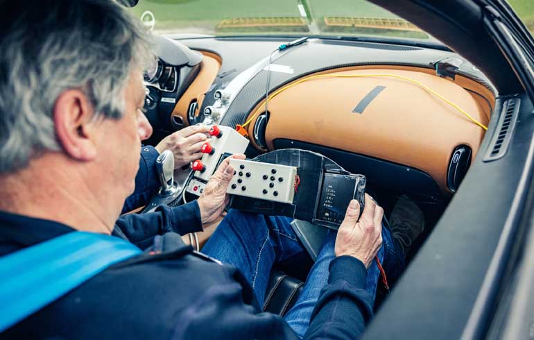 Μηχανικοί και δοκιμαστές το τέσταραν σε πολύ σκληρές συνθήκες σε κάθε γωνιά της γης.