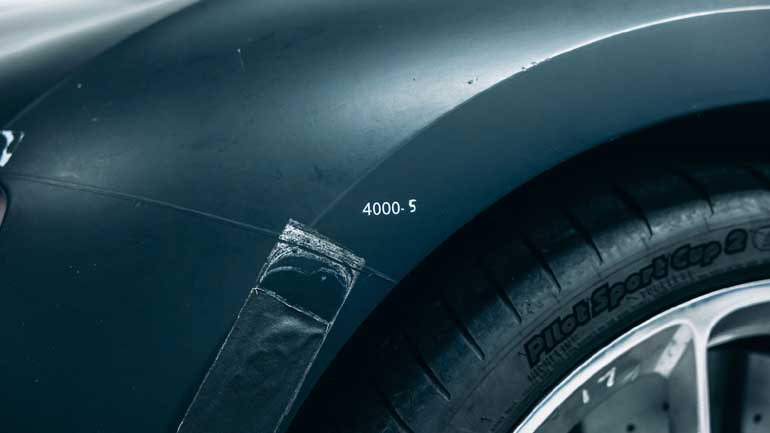 Ο κωδικός πάνω στο φτερό του αμαξώματος.