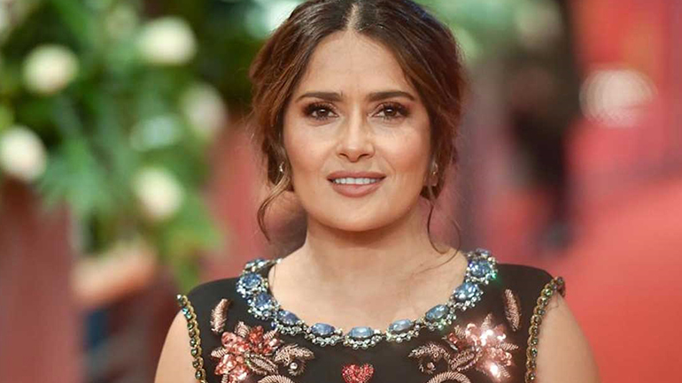 Salma Hayek: «Κόντεψα να πεθάνω από κορωνοϊό»