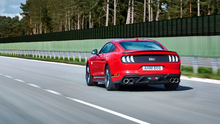 Εκπληκτικά σταθερό και ευέλικτο τόσο στην πίστα όσο και στον δρόμο.