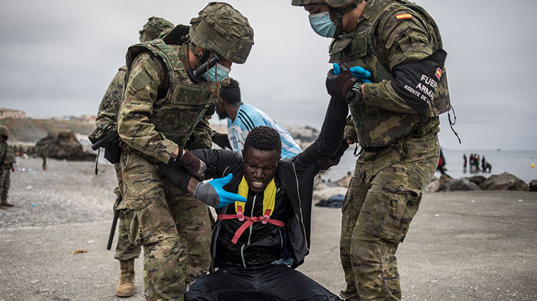 Ισπανία: Τουλάχιστον 6.500 μετανάστες από το «κύμα» στη Θέουτα έχουν σταλεί στο Μαρόκο