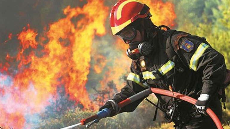 Υπό μερικό έλεγχο πυρκαγιά που εκδηλώθηκε στη Σαλαμίνα