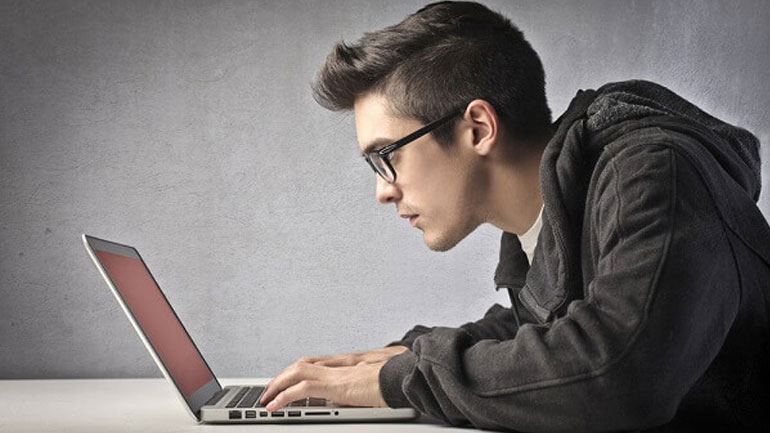 Διπλασιάστηκε ο εθισμός των εφήβων στο διαδίκτυο Διπλασιάστηκε ο εθισμός των εφήβων στο διαδίκτυο