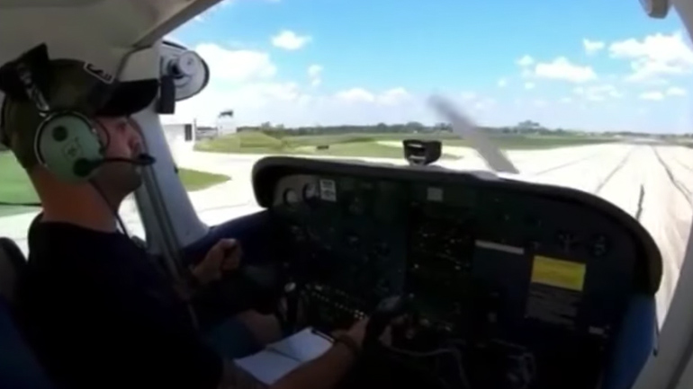 Aεροπλάνο συγκρούεται με υπόστεγο