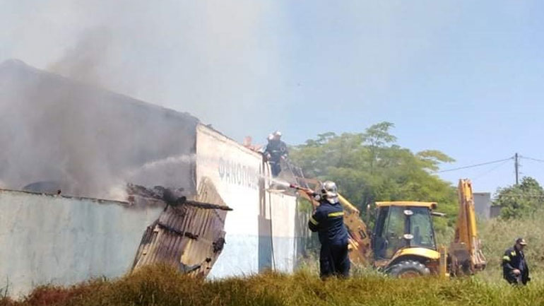 Σοβαρές καταστροφές υπέστη το ξυλουργείο που παραδόθηκε στις φλόγες στο Ηράκλειο