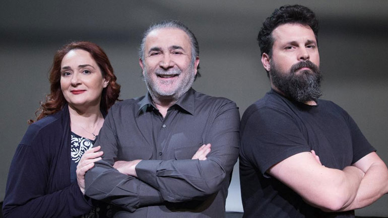 «Περιμένοντας τον Καραϊσκάκη» του Λάκη Λαζόπουλου σε καλοκαιρινή περοιοδεία