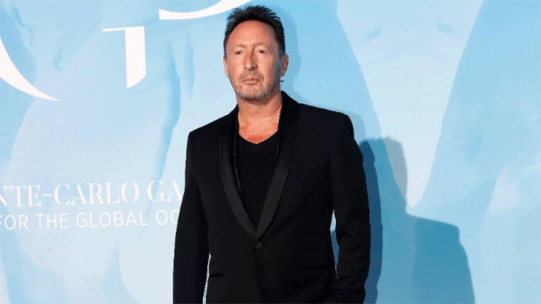 Ο Τζούλιαν Λένον μοιράζεται φωτογραφίες του σε ένα ψηφιακό σόου