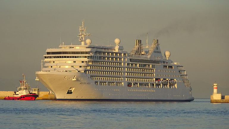 Silver Moon: Παρθενική άφιξη στο λιμάνι του Πειραιά Silver Moon: Παρθενική άφιξη στο λιμάνι του Πειραιά