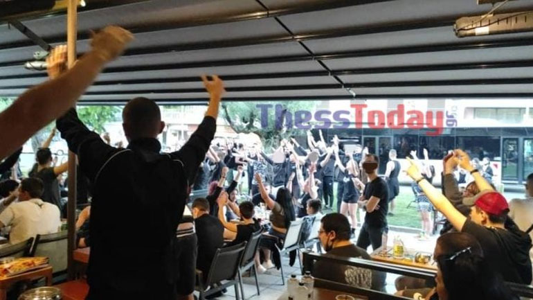 Οπαδοί του ΠΑΟΚ μετέτρεψαν καφετέρια στη Θεσσαλονίκη σε… Τούμπα