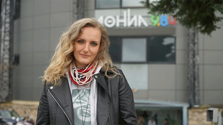 Η παράσταση «Xαρτοπόλεμος» σε σκηνοθεσία Γιώργου Παλούμπη στο ραδιόφωνο