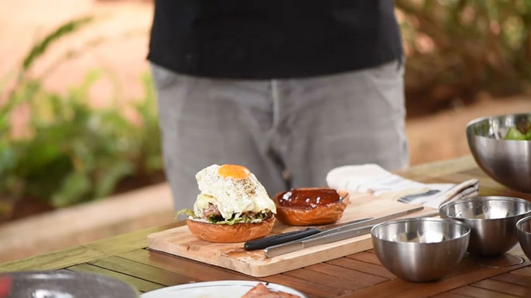 English burger από τον Δημήτρη Μακρυνιώτη