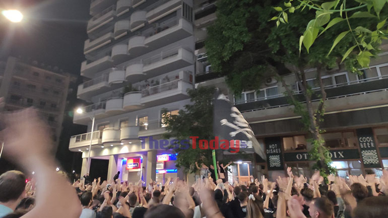 Ζευγάρι ηλικιωμένων πανηγύρισε μαζί με τους οπαδούς για τη νίκη του ΠΑΟΚ