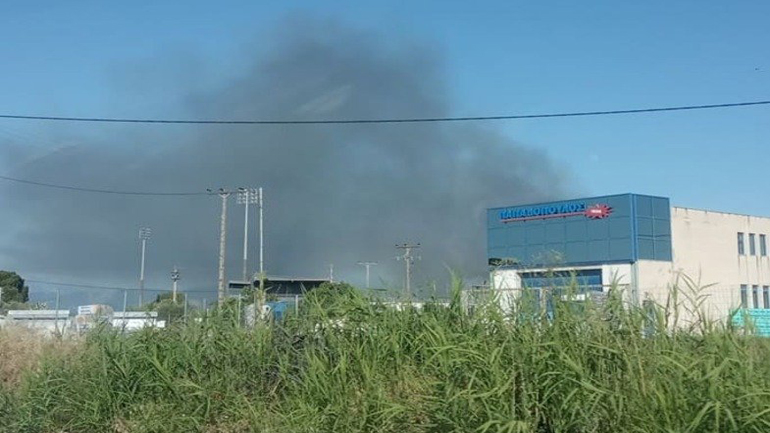 Δεκάδες προσαγωγές μετά από πυρκαγιά έξω από γήπεδο της Κάτω Αχαΐας σε ματς Δ’ Εθνικής