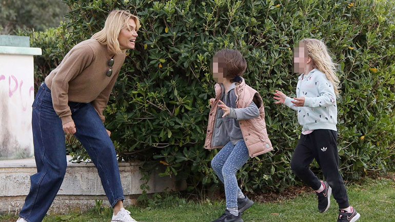 Βίκυ Καγιά: Βόλτα στο Καβούρι με τα παιδιά της