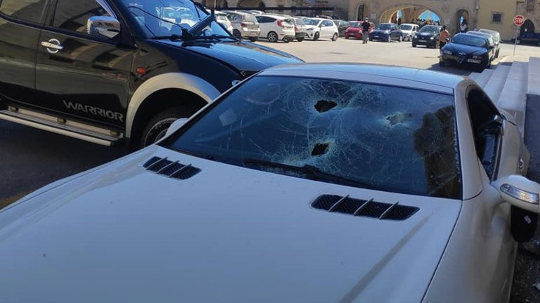 Αστυνομικός σε κατάσταση αμόκ έσπασε το αυτοκίνητο του αστυνομικού διευθυντή στη Ρόδο