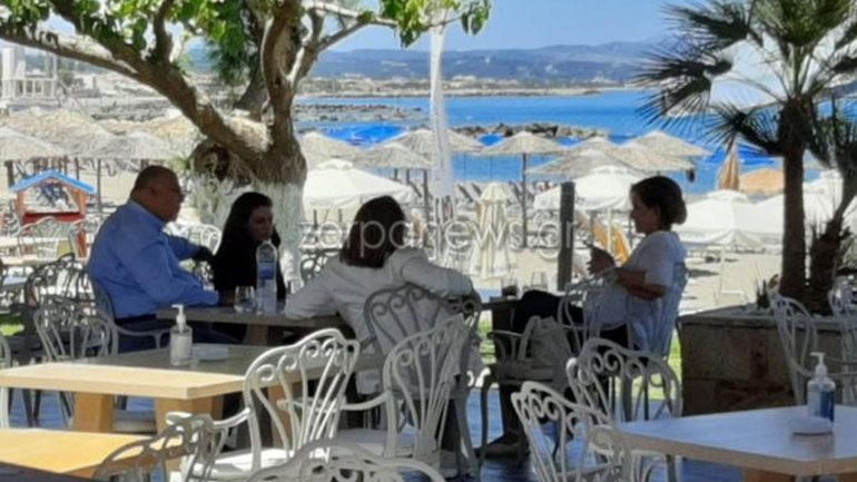 Το χαλαρό καφεδάκι της Ντόρας Μπακογιάννη στα Χανιά