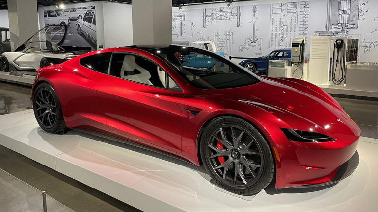 Το νέο Tesla κάνει τα 0-100 σε 1,1 δευτερόλεπτο!