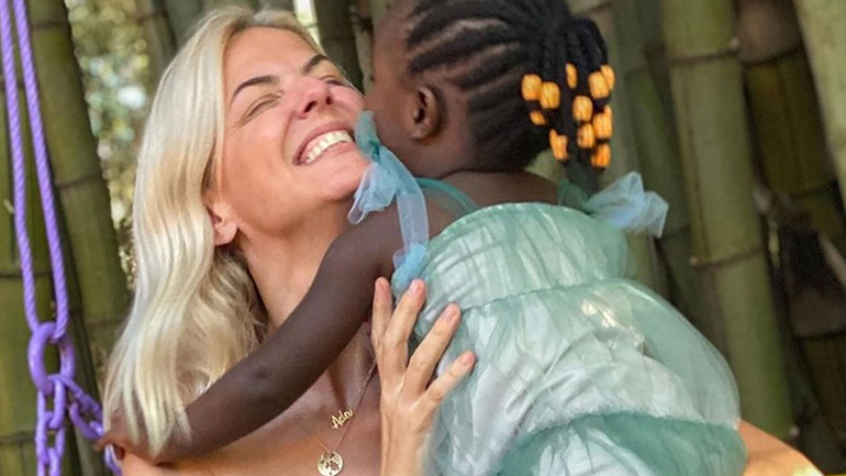 Χριστίνα Κοντοβά: Η συγκινητική στιγμή που αποχαιρετά την μικρή Ada για να επιστρέψει την Ελλάδα