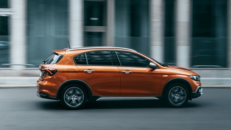 Πανέμορφο χρώμα, υπερυψωμένο αμάξωμα και off-road στιλιστικά στοιχεία.