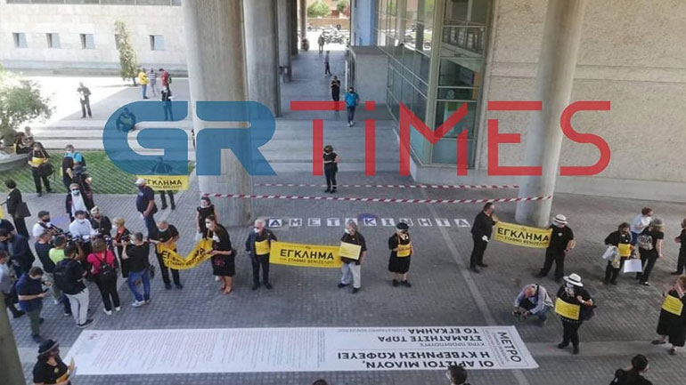 Με μαύρα ρούχα στο δημαρχείο της Θεσ/νίκης για το «έγκλημα στον Σταθμό Βενιζέλου»