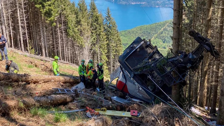 Πολλαπλά προβλήματα προκάλεσαν την πτώση της καμπίνας του τελεφερίκ στη λίμνη Ματζιόρε
