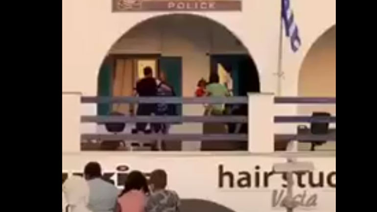 Απίστευτο: Ρομά ξυλοκόπησαν αστυνομικούς στην Πάρο γιατί τους βεβαίωσαν παράβαση Απίστευτο: Ρομά ξυλοκόπησαν αστυνομικούς στην Πάρο γιατί τους βεβαίωσαν παράβαση