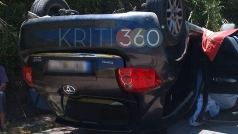 Κρήτη: Αυτοκίνητο ακολούθησε τρελή πορεία και τούμπαρε στη μέση του δρόμου – Δύο τραυματίες