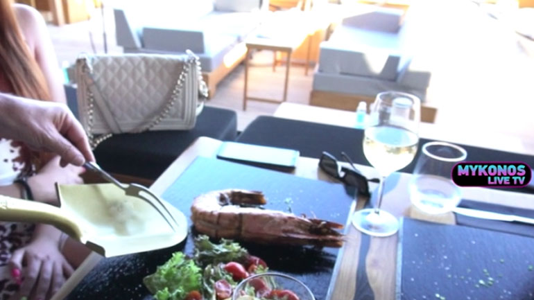 Εστιατόριο στη Μύκονο σερβίρει τους πελάτες με χρυσό φτυάρι