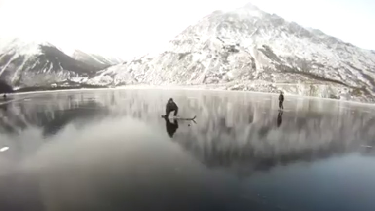 Νεαροί παίζουν χόκεϊ σε μια παγωμένη λίμνη