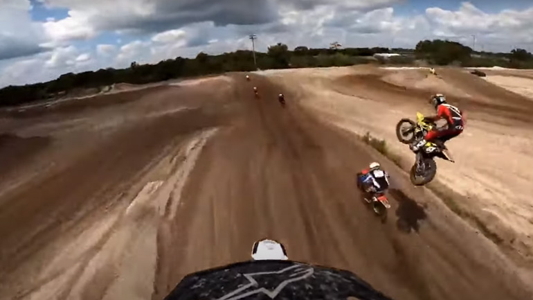 Αναβάτης προσγειώνεται πάνω σε έναν άλλο αναβάτη 