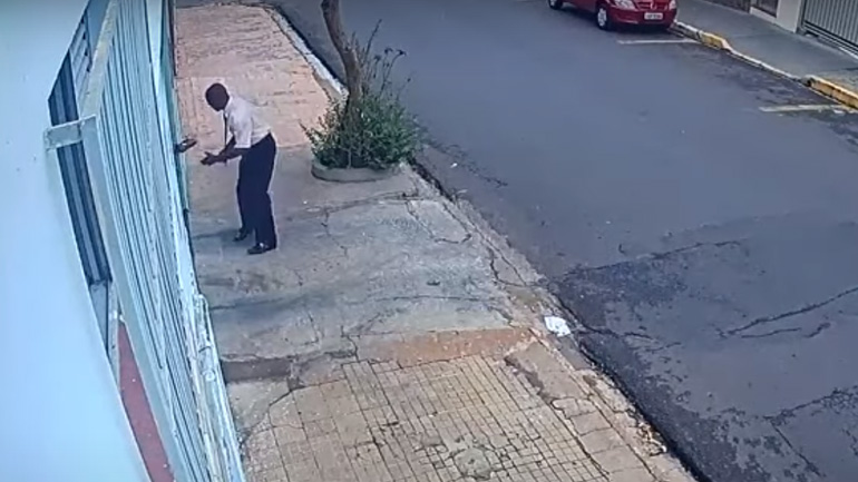 Σκύλος κλέβει τη Βίβλο από έναν άνδρα