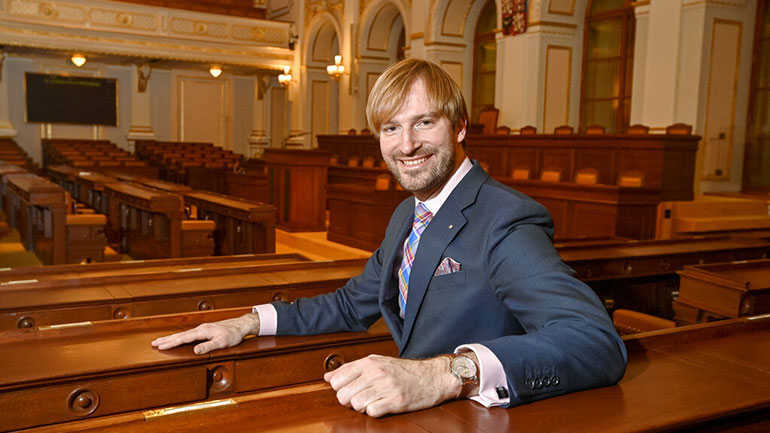 Τσεχία: Επιστρέφει στη θέση του υπουργού Υγείας ο Άνταμ Βόιτεχ