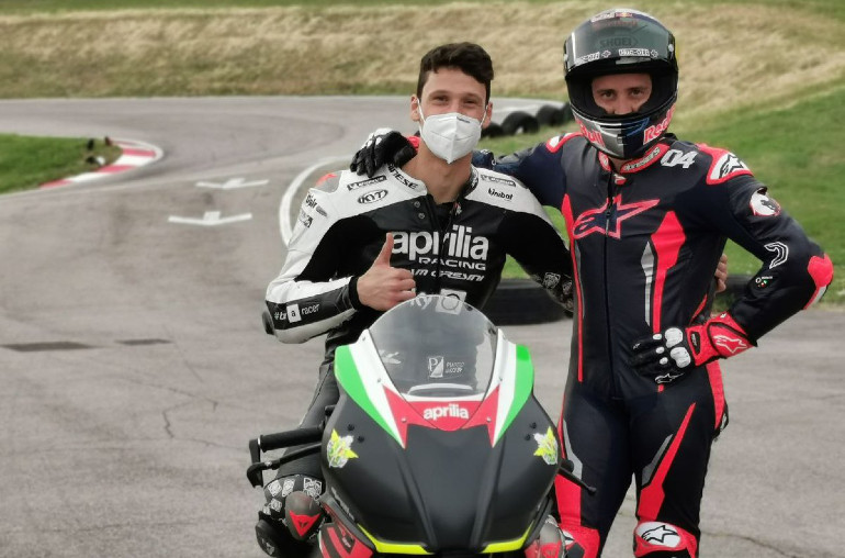 Ο Dovizioso σε προπόνηση με τον Savadori με τις Aprilia RSV250