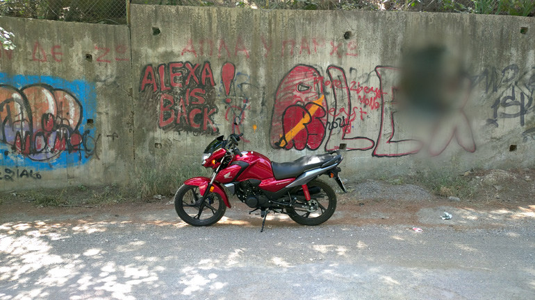 Μονός δίσκος στα φρένα εμπρός με πολύ προοδευτική απόδοση.