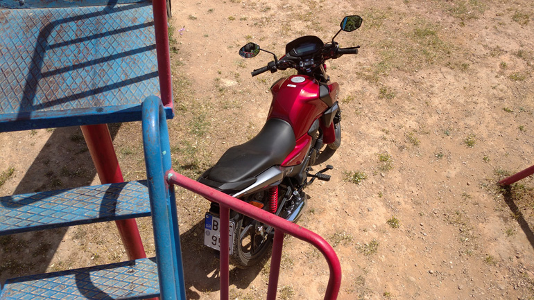 Ευρύχωρη σέλα ακόμα και για δύο άτομα με τις δύο αναρτήσεις πίσω να προσφέρουν άνεση.