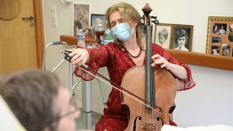 «Η μουσική μετριάζει τον πόνο»: Μια τσελίστρια στο Παρίσι ερμηνεύει για ασθενείς που λαμβάνουν παρηγορητική θεραπεία