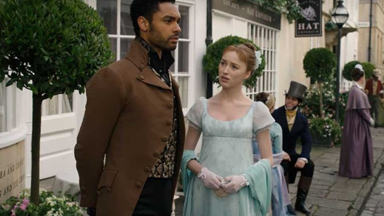 Phoebe Dynevor: Πώς σχολίασε την αποχώρηση του Regé-Jean Page από το Bridgerton