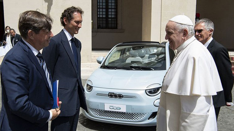 Ο Πάπας Φραγκίσκος ενημερώθηκε για το πρώτο ηλεκτρικό μοντέλο της Fiat